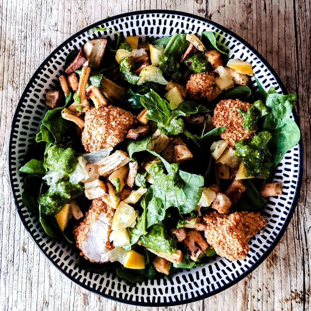 Salade épinards, poulet, citrons, confits, panais rôtis