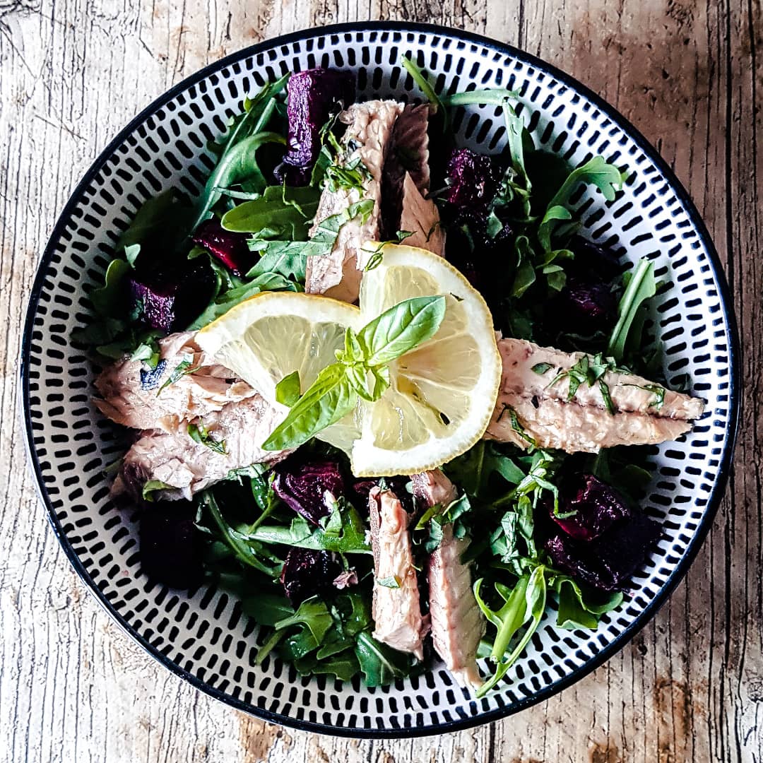 Salade roquette, boulgour, betterave rôtie et maquereau